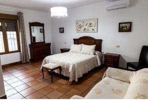 A bed or beds in a room at Casa Rural Los Llanos