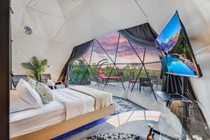 TV a/nebo společenská místnost v ubytování Udoscape Eco-Glamping Resorts