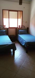 马拉喀什Twins 13的有两张床的房间有两扇窗户