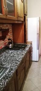 马拉喀什Twins 13的厨房配有黑白台面 更多9张照片