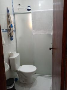 Ein Badezimmer in der Unterkunft Casa Tupi 3 quadras da praia em condomínio