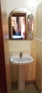 马拉喀什Twins 13的带白色水槽和镜子的浴室