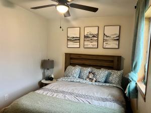 ein Schlafzimmer mit einem Bett mit einem Teddybär drauf in der Unterkunft The Perfect 3 Bedroom Apartment - Central location in Fairbanks