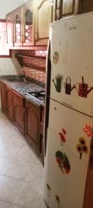 马拉喀什Twins 13的厨房里装有磁铁的冰箱