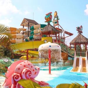 ein großer Wasserpark mit Wasserrutsche in der Unterkunft Amverton Cove Golf & Island Resort in Banting