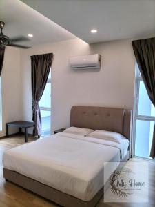 um quarto com uma cama branca e uma ventoinha em My Home Kayangan Villa Malacca C8 em Malaca