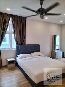 um quarto com uma cama e uma ventoinha de tecto em My Home Kayangan Villa Malacca C8 em Malaca