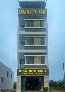 wysoki budynek z znakiem hotelu w obiekcie Chiến Cảnh Hotel w mieście An Châu