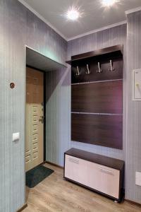 モスクワにあるCity Inn Apartments Savelovskayaのカウンター付きのクローゼットとドアが備わる客室です。