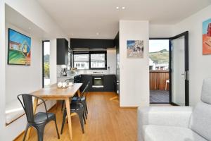 Esplanade Beach House - Christchurch Holiday Homesにあるキッチンまたは簡易キッチン