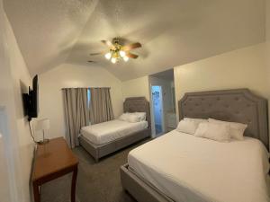 Postel nebo postele na pokoji v ubytování Newly remodeled 5 BR in North -Central Memphis