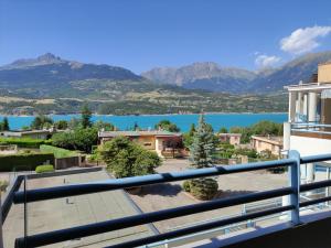 einen Balkon mit Seeblick in der Unterkunft Studio vue sur lac et montagne in Savines