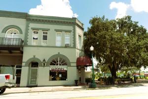 un bâtiment situé dans une rue avec un arbre en face de celle-ci dans l'établissement Oak Park Inn Enjoy Free Wine Beer Snack Drink, à Arcadia