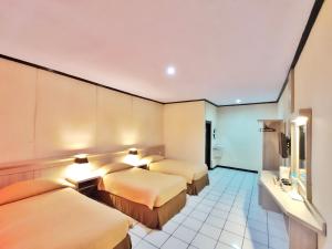 Ein Bett oder Betten in einem Zimmer der Unterkunft Bromo Permai 1