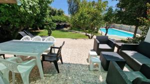 Basen w obiekcie House with exclusive pool and garden 7 min walk from the beach and the center lub w pobliżu
