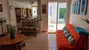 ein Wohnzimmer mit einem Sofa und einem Tisch in der Unterkunft House with exclusive pool and garden 7 min walk from the beach and the center in El Campello
