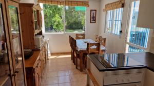 Kuchnia lub aneks kuchenny w obiekcie House with exclusive pool and garden 7 min walk from the beach and the center