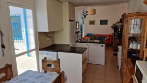Kuchnia lub aneks kuchenny w obiekcie House with exclusive pool and garden 7 min walk from the beach and the center