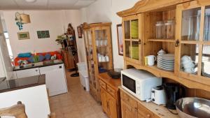 Kuchnia lub aneks kuchenny w obiekcie House with exclusive pool and garden 7 min walk from the beach and the center