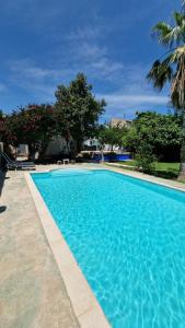 Basen w obiekcie House with exclusive pool and garden 7 min walk from the beach and the center lub w pobliżu