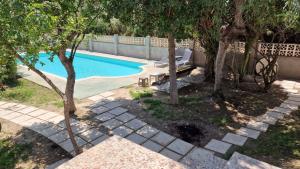 Basen w obiekcie House with exclusive pool and garden 7 min walk from the beach and the center lub w pobliżu