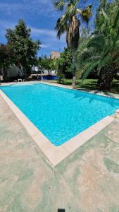 Basen w obiekcie House with exclusive pool and garden 7 min walk from the beach and the center lub w pobliżu