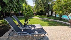 Ogród w obiekcie House with exclusive pool and garden 7 min walk from the beach and the center