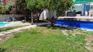 Basen w obiekcie House with exclusive pool and garden 7 min walk from the beach and the center lub w pobliżu
