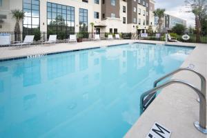 Bazen u ili blizu objekta Staybridge Suites - Summerville, an IHG Hotel