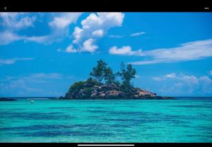 une île au milieu de l'océan dans l'établissement Royale Self Catering Apartments, à Anse Royale