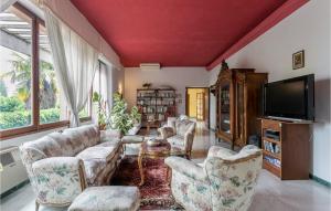 sala de estar con sofás y TV de pantalla plana. en Villa Carlotta en Canino