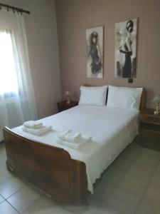 מיטה או מיטות בחדר ב-Ktima Garidis