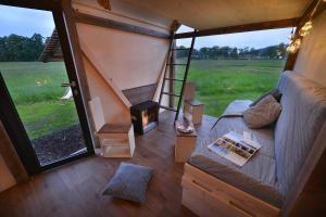 Istumisnurk majutusasutuses Glamping Hluboká