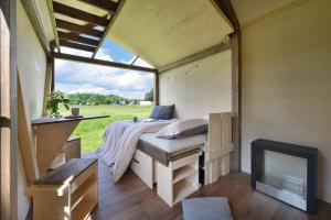 Istumisnurk majutusasutuses Glamping Hluboká