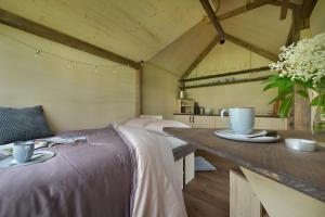 Kohvi ja tee valmistamise võimalus majutusasutuses Glamping Hluboká