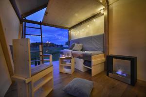 Istumisnurk majutusasutuses Glamping Hluboká