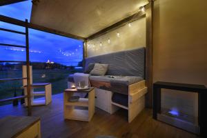 Istumisnurk majutusasutuses Glamping Hluboká