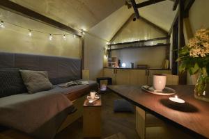 Istumisnurk majutusasutuses Glamping Hluboká