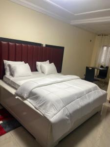 Postel nebo postele na pokoji v ubytování HELEN Hotel