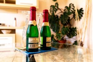 due bottiglie di vino sedute sopra un tavolo di Villa Bertha a Ostseebad Sellin