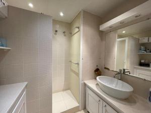 a white bathroom with a sink and a shower at Appartement T4 très bien situé et climatisé in LʼÎle-Rousse +52 photos