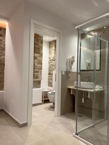 コルフ・タウンにあるNJ Corfu Astro Apartmentsのバスルーム(シャワー、洗面台、トイレ付)