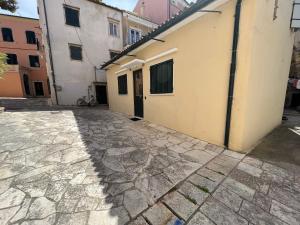 コルフ・タウンにあるNJ Corfu Astro Apartmentsの石造りの歩道と建物のある路地