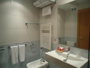 un baño con lavabo y espejo en Hotel Parrilla el Zangano, en Boal 37 fotos más