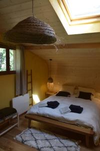 Cama ou camas em um quarto em Ecogite dans les Cevennes Ardechoises