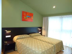a bedroom with a bed in front of a window at Hotel Parrilla el Zangano in Boal