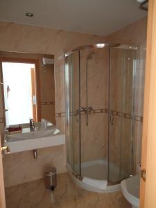 a bathroom with a shower and a sink at Hotel Parrilla el Zangano in Boal