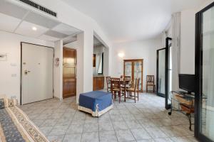 uma sala de estar com uma cama e uma sala de jantar em 13 Mehari em Varigotti