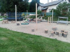 un parque con parque infantil con columpio en Chata Tánička, en Jeseník