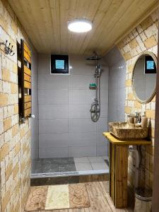 Koupelna v ubytování mood villa Kazbegi